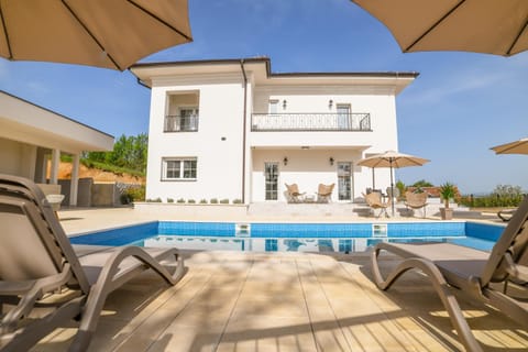 Property building, Pool view, Swimming pool, Swimming pool, sunbed