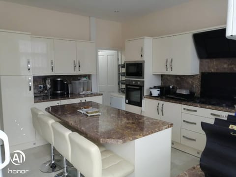 Restaurant/places to eat, kitchen