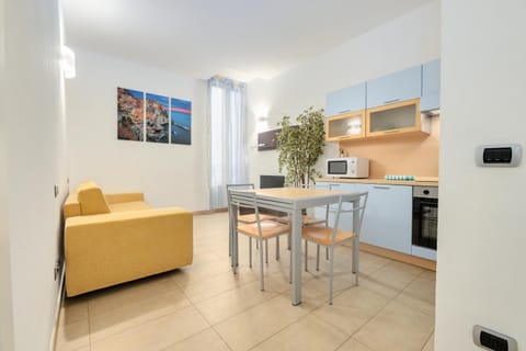 Kitchen or kitchenette, Living room, Seating area, Dining area, oven, stove