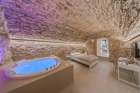 Bed, Hot Tub, Bedroom