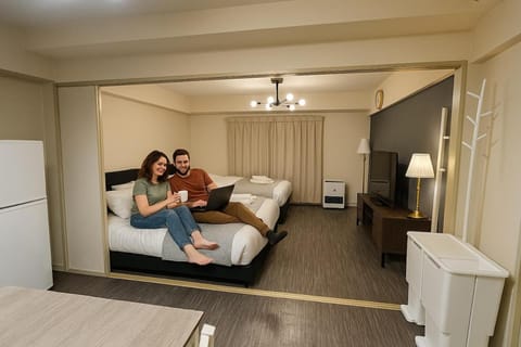 Bed, TV and multimedia, Living room, Photo of the whole room, Bedroom, internet