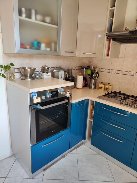 Kitchen or kitchenette, dishwasher, stove