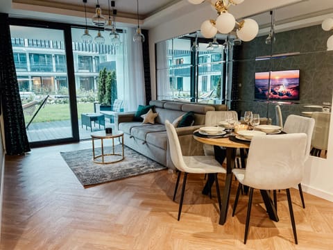 TV and multimedia, Living room, Seating area, Dining area
