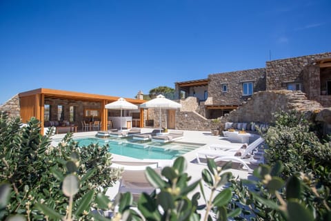 Property building, Day, Swimming pool, sunbed
