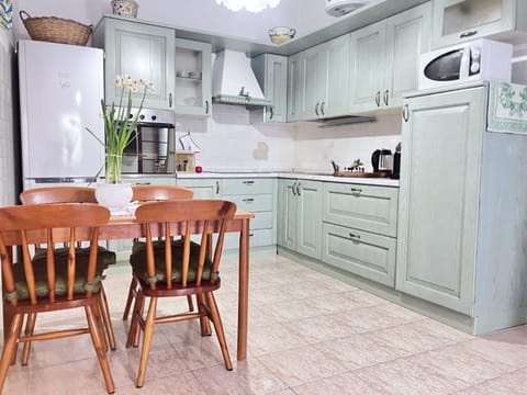 Coffee/tea facilities, Kitchen or kitchenette, Dining area, oven, stove