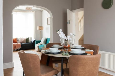 Living room, Seating area, Dining area, internet