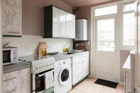 Coffee/tea facilities, Kitchen or kitchenette, dishwasher, oven, pet friendly, stove, toaster, washing machine