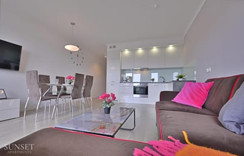 TV and multimedia, Kitchen or kitchenette, Living room, Seating area, Dining area