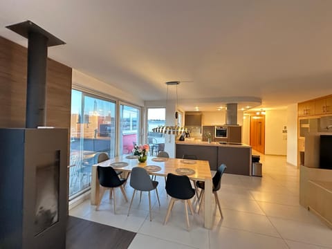 Kitchen or kitchenette, Living room, Seating area, Dining area, minibar, oven, stove