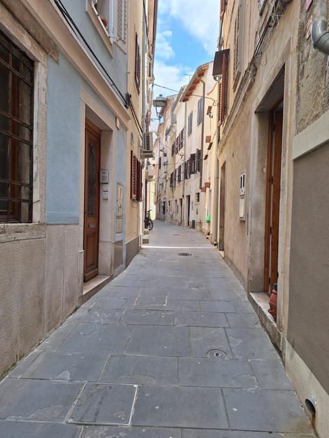 Property building, Neighbourhood