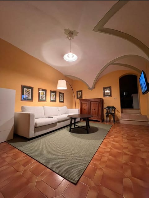 Bed, TV and multimedia, Living room, Seating area, Evening entertainment