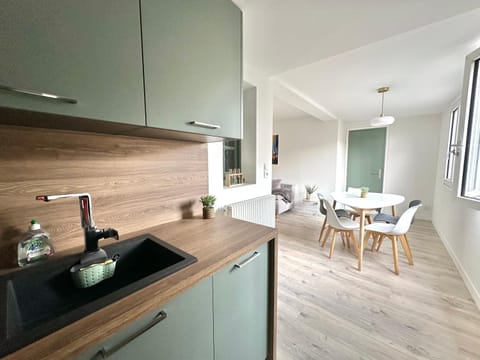 Kitchen or kitchenette, Dining area