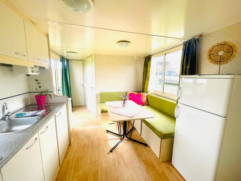 Kitchen or kitchenette, Living room, Seating area, Dining area