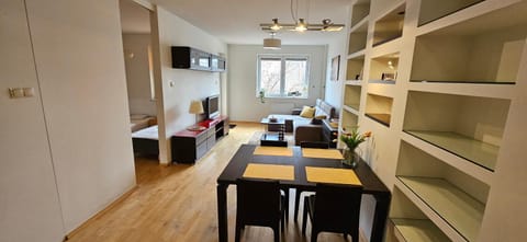 TV and multimedia, Living room, Seating area, Dining area