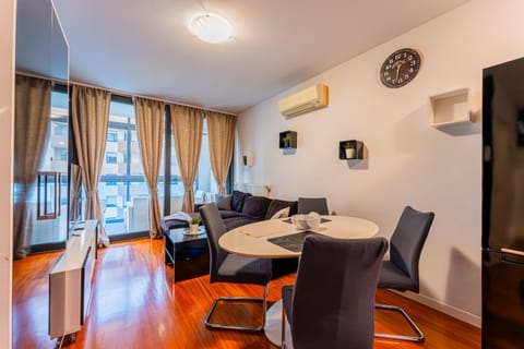 TV and multimedia, Living room, Seating area, Dining area, air conditioner