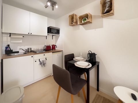 Coffee/tea facilities, Kitchen or kitchenette, Living room, Seating area, Dining area, oven, stove, toaster