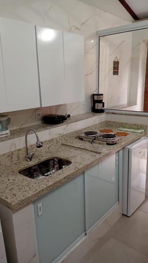 Kitchen or kitchenette, minibar, stove