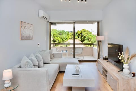 Sea Whisper Beach - Kavouri - Ious 15 by K&M Apartment in Vouliagmeni