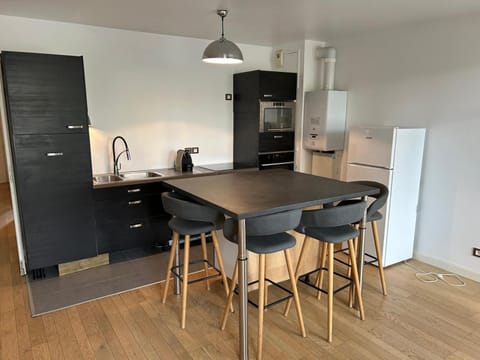 Kitchen or kitchenette, Dining area, oven, stove