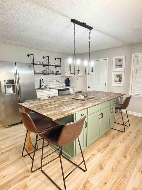 Charming Family Retreat Near Parks Fire Pit & Games House in Decatur