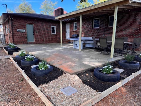 Charming Family Retreat Near Parks Fire Pit & Games House in Decatur