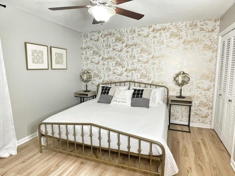 Charming Family Retreat Near Parks Fire Pit & Games House in Decatur