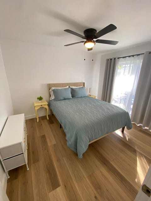 Bed, Photo of the whole room, Bedroom, internet, air conditioner