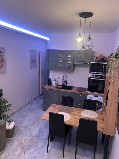 Kitchen or kitchenette, Dining area