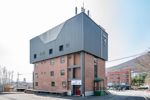Property building, Facade/entrance, Neighbourhood, Street view, Location, Parking