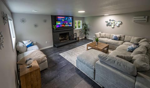 Communal lounge/ TV room, TV and multimedia, Living room, Seating area, Evening entertainment