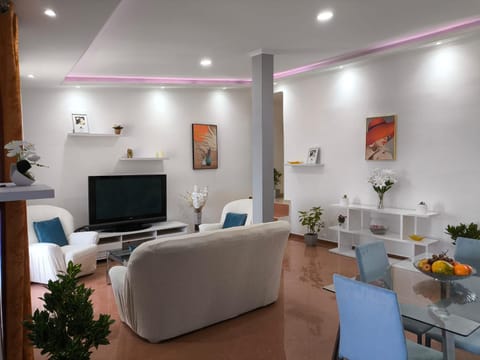 TV and multimedia, Living room, Seating area, Dining area