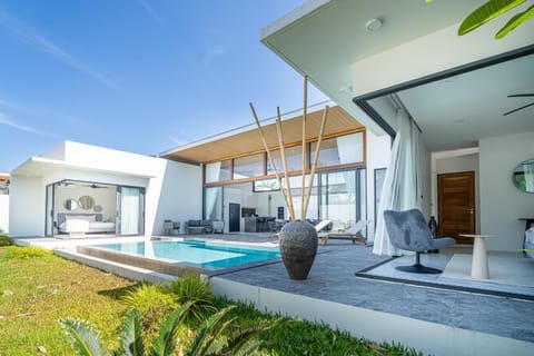 Property building, Day, Natural landscape, Garden, Garden, Hot Tub, Balcony/Terrace, Seating area, Garden view, Pool view, Swimming pool, Swimming pool, sunbed