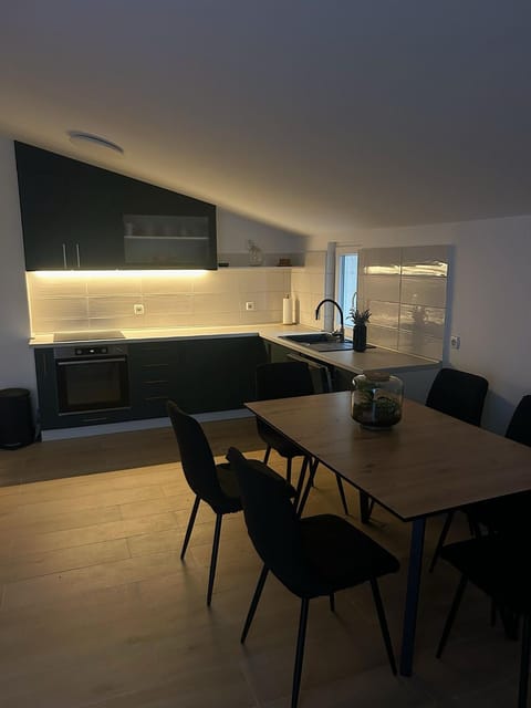Kitchen or kitchenette, Dining area