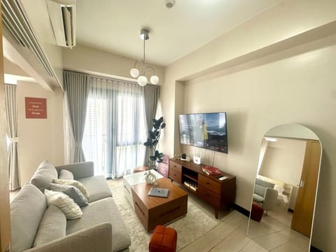 TV and multimedia, Living room, Seating area, Evening entertainment