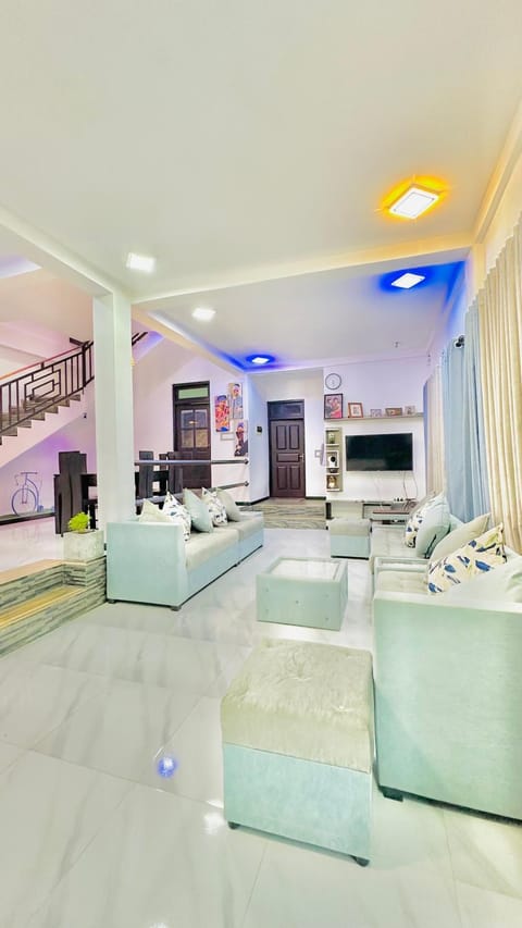 Communal lounge/ TV room, Living room, Seating area, Evening entertainment