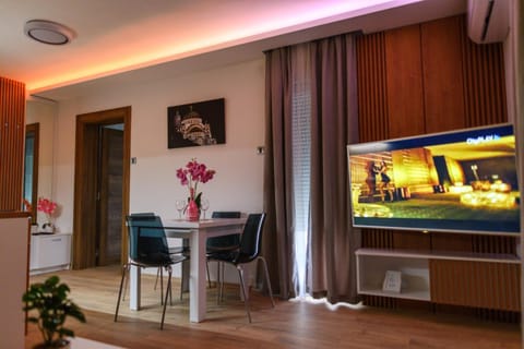 TV and multimedia, Living room, Seating area, Dining area