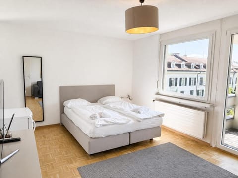 Bed, Living room, Photo of the whole room, Seating area, Bedroom, towels