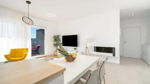 TV and multimedia, Living room, Seating area, Dining area