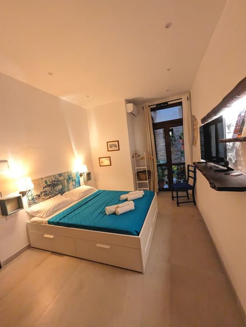 Bed, TV and multimedia, Photo of the whole room, Bedroom, towels