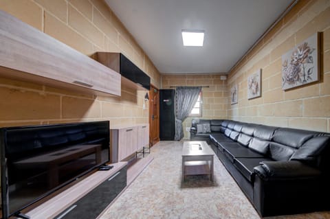 Bright & Spacious Beachside Apartment by SF Homes Apartment in Marsaskala