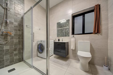 Bright & Spacious Beachside Apartment by SF Homes Apartment in Marsaskala