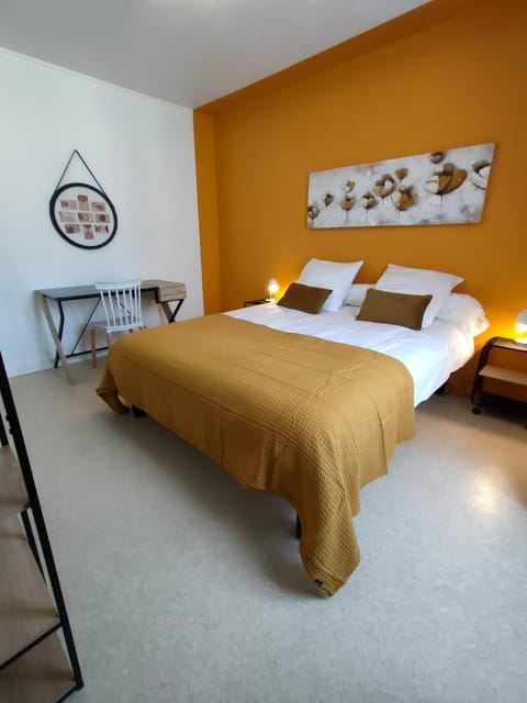 Bed, Photo of the whole room, Bedroom