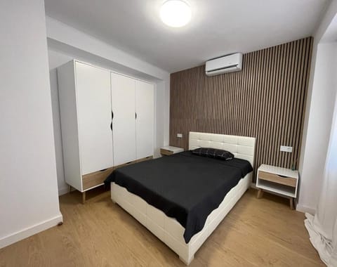 Photo of the whole room, Bedroom, wardrobe, air conditioner