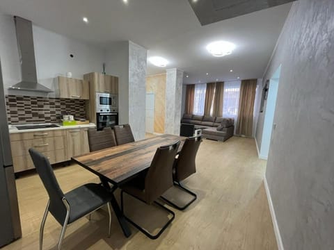 TV and multimedia, Kitchen or kitchenette, Living room, Seating area, Dining area, minibar, stove