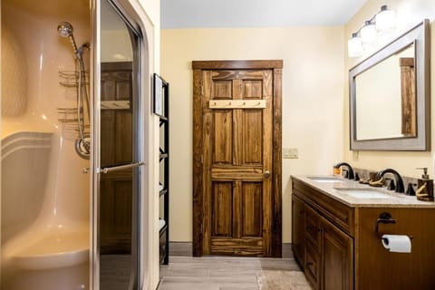 Gorgeous Cottage with Hot-tub and Games in Beaver Cove, Maine House in Beaver Cove