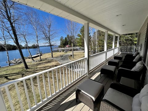 Gorgeous Cottage with Hot-tub and Games in Beaver Cove, Maine House in Beaver Cove