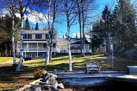 Gorgeous Cottage with Hot-tub and Games in Beaver Cove, Maine House in Beaver Cove