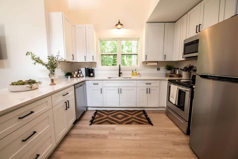 Stunning and Fully-Equipped Tiny House with Breathtaking Views of South Cumberland State Park in Monteagle, TN House in Monteagle