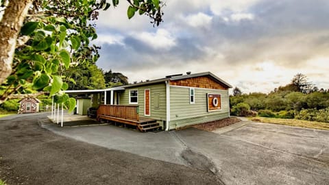 Cozy Waterfront Cottage with Hot Tub in Lakeside, Oregon House in Lakeside