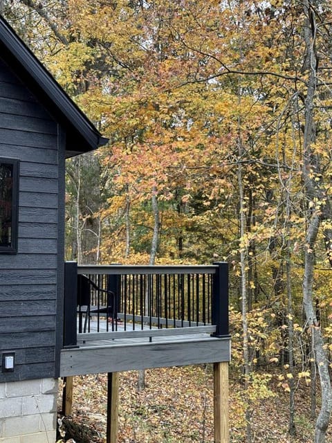 Hot-tub and Fire Pit Provided Cabin in Carbondale, Illinois Cabin in Makanda Township
